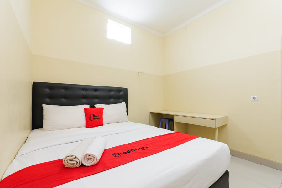 RedDoorz Plus near Mall Ciputra Jakarta