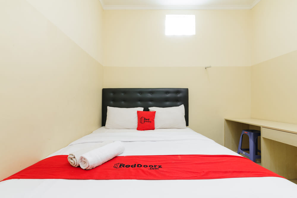 RedDoorz Deluxe Room