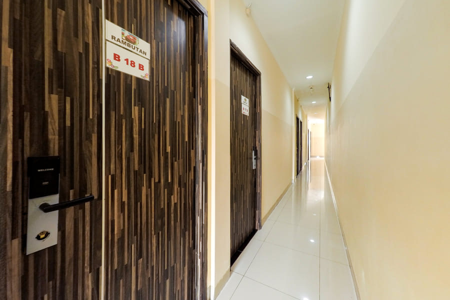 RedDoorz Plus near Mall Ciputra Jakarta