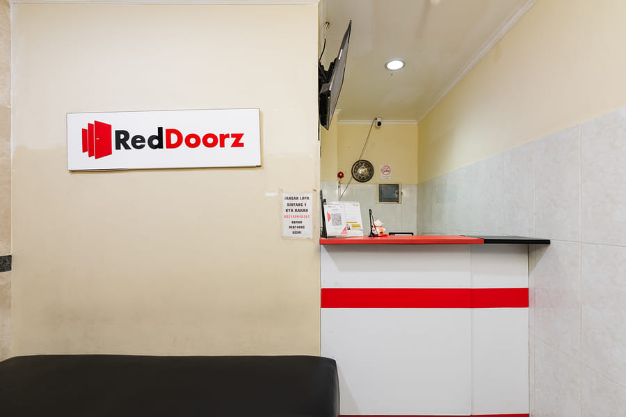 RedDoorz Plus near Mall Ciputra Jakarta