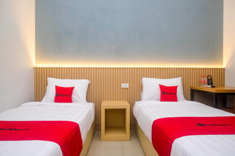 RedDoorz Twin Room