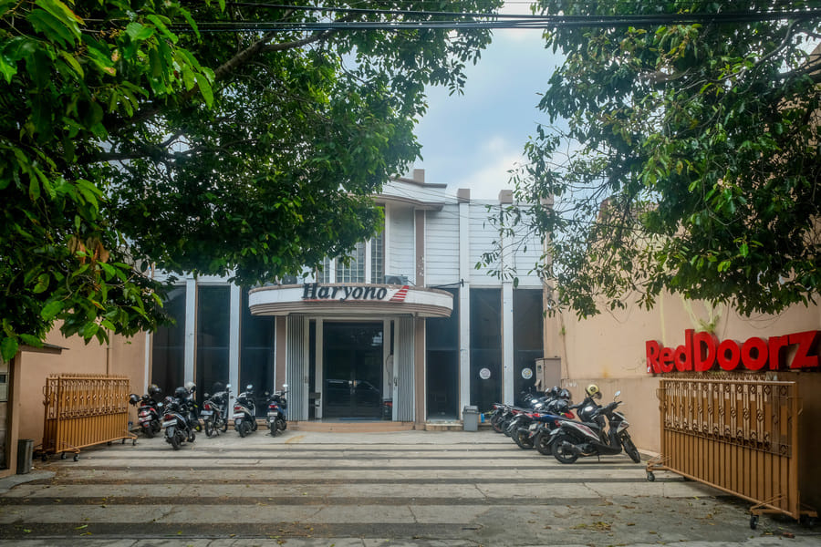 RedDoorz Hostel near Malang Train Station 3.