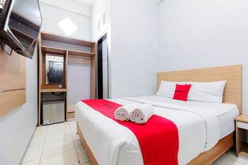 RedDoorz Plus near Malang Town Square