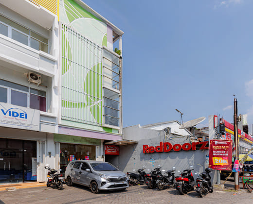 RedDoorz Plus near Malang Town Square