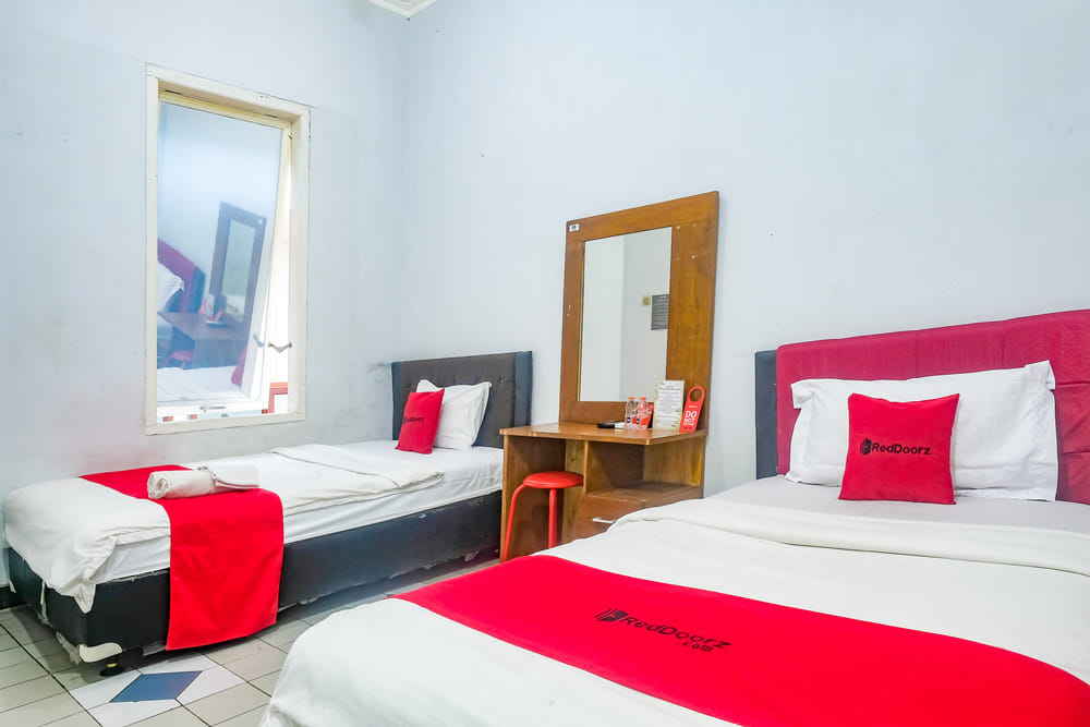 RedDoorz Twin Room