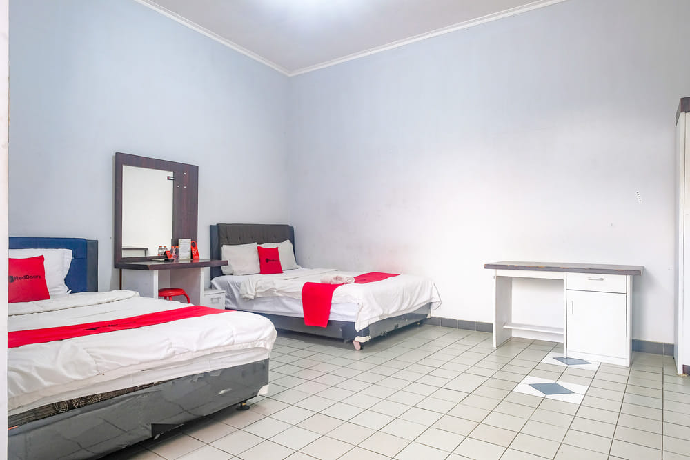 RedDoorz Triple Room