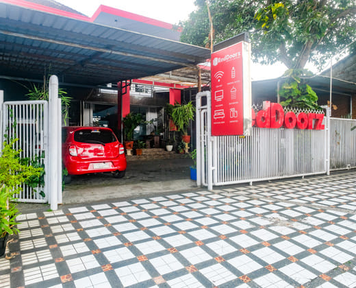 Reddoorz near Batik Tulis Celaket 2