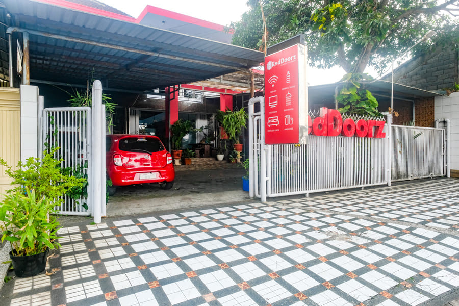 Reddoorz near Batik Tulis Celaket 2