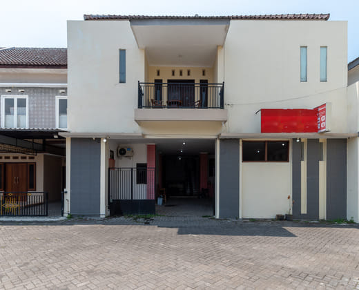 RedDoorz near Plaza Araya Malang