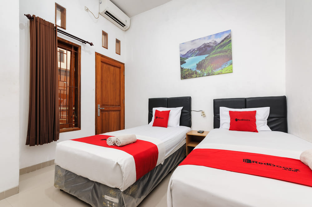 RedDoorz Twin Room