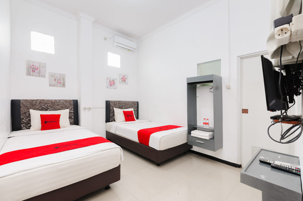 RedDoorz Twin Room