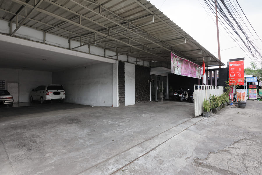 RedDoorz near Velodrome Malang 2