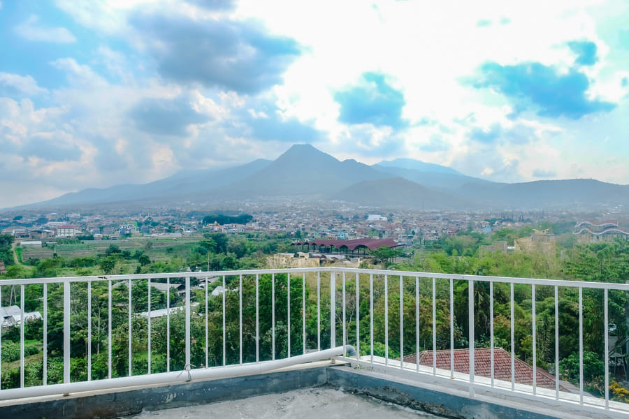 Urbanview The Halona near Jawa Timur Park 4