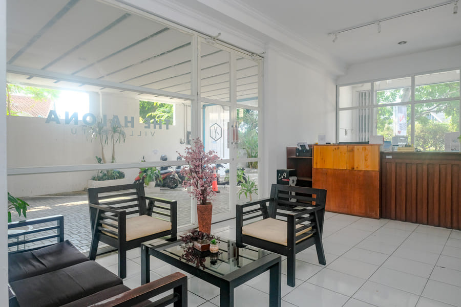 Urbanview The Halona near Jawa Timur Park 4