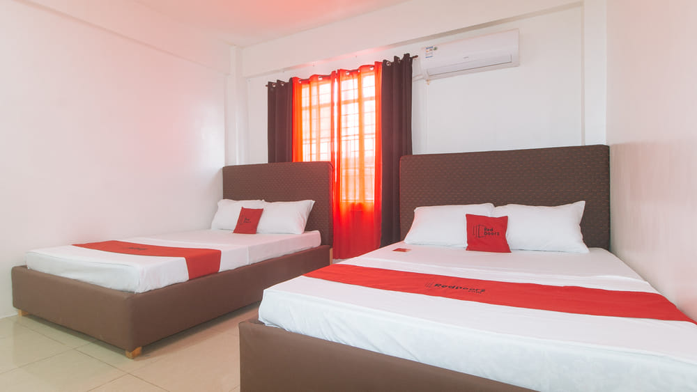 RedDoorz Quadruple Room