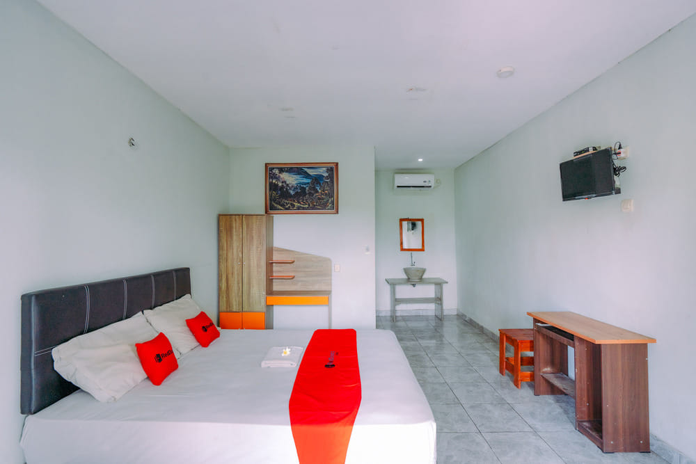 RedDoorz Superior Room