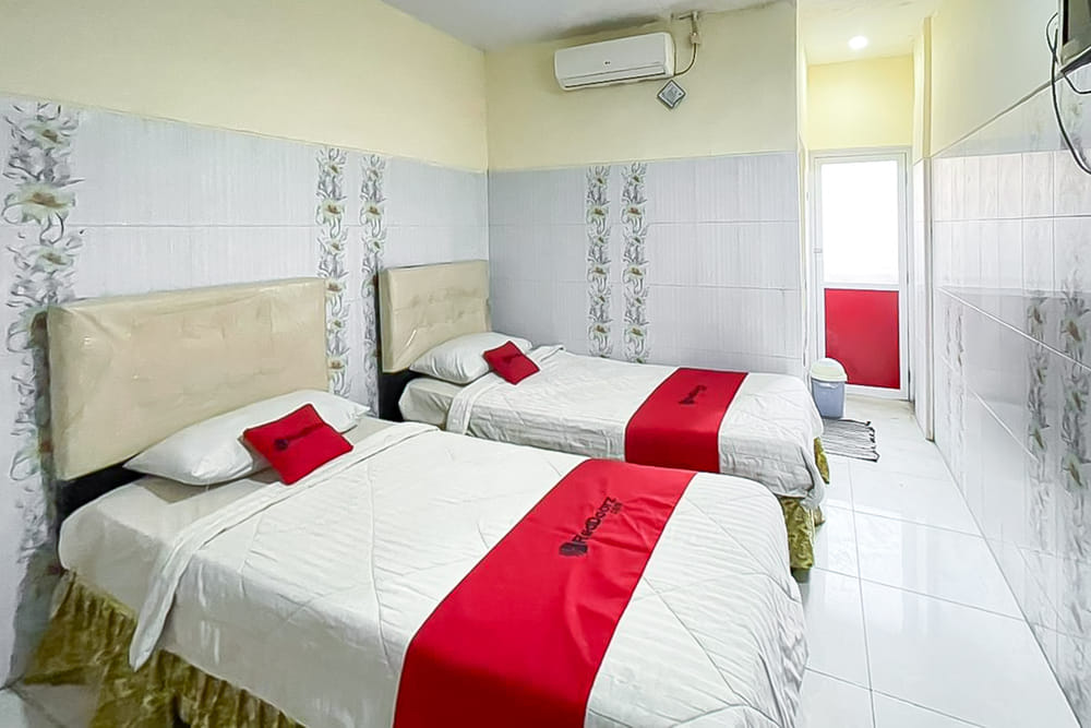 RedDoorz Twin Room