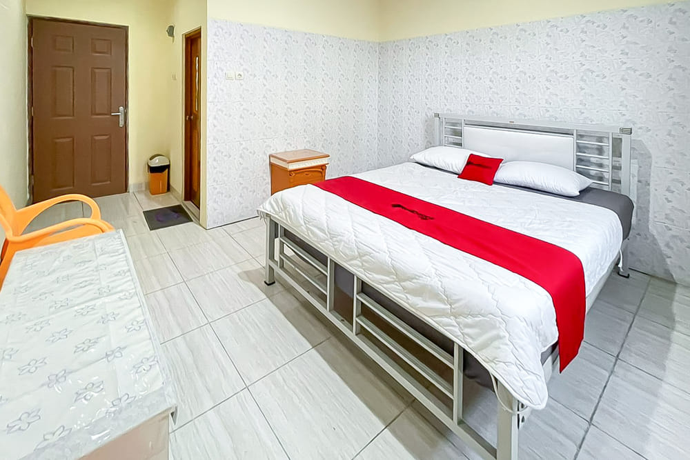 RedDoorz Deluxe Room
