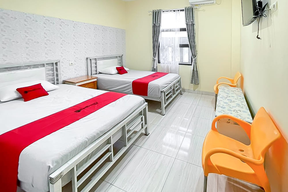RedDoorz Deluxe Twin Room