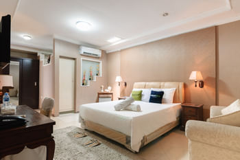 Urbanview de’ Dharmawangsa Suite