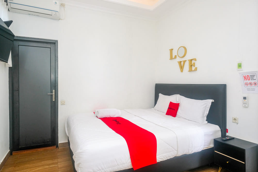 RedDoorz Deluxe Room