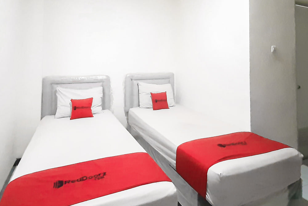RedDoorz Twin Room