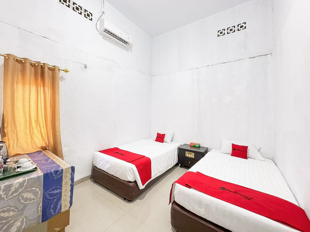 RedDoorz Twin Room