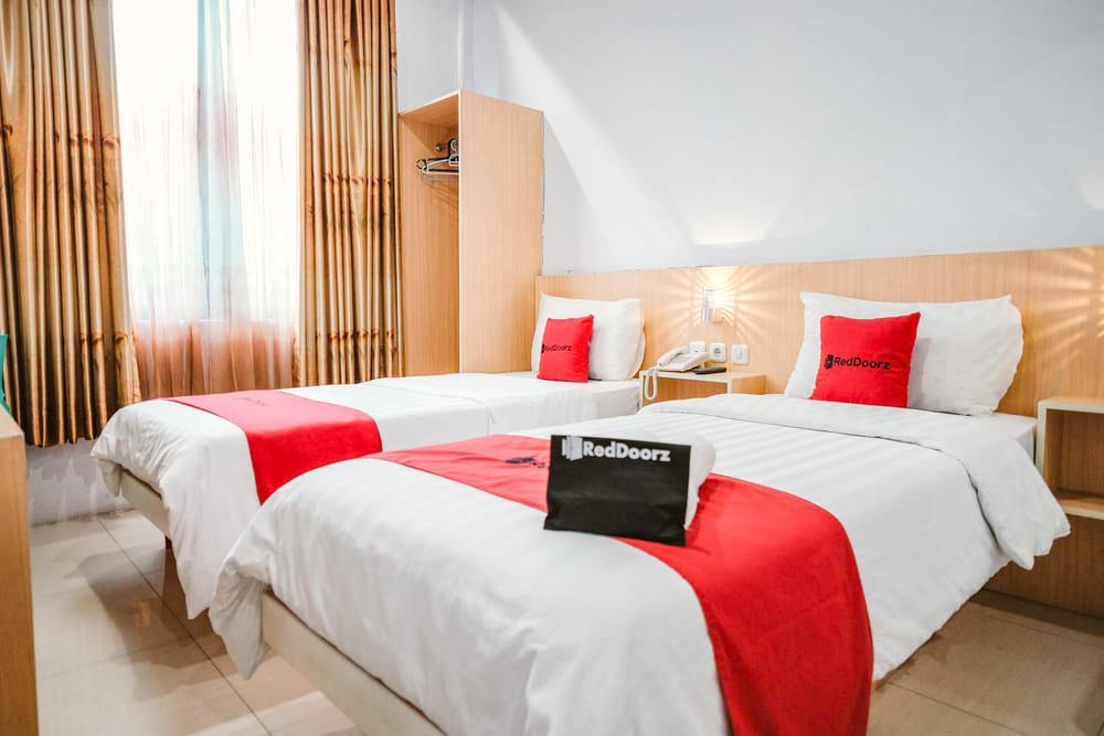 RedDoorz Deluxe Twin Room