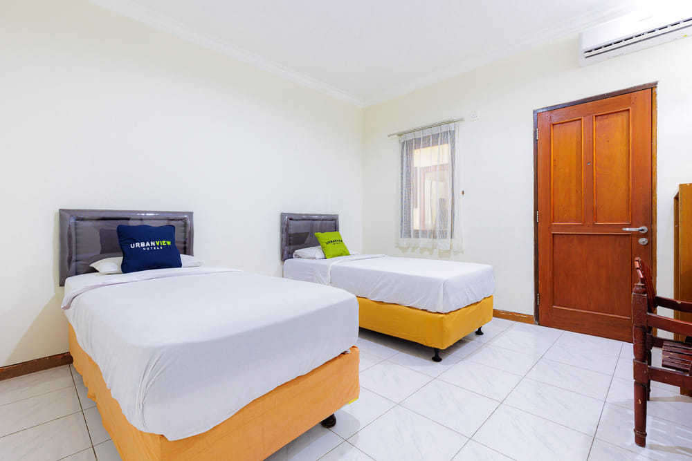 RedDoorz Deluxe Twin Room