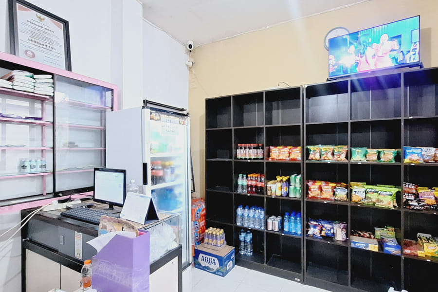 RedDoorz @ Victoria Hotel near Stasiun Blitar