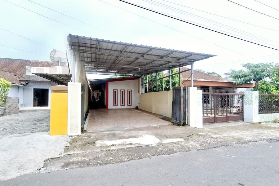 RedDoorz @ Victoria Hotel near Stasiun Blitar