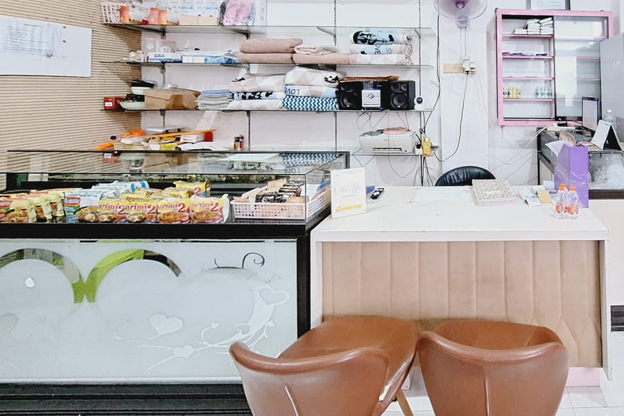 RedDoorz @ Victoria Hotel near Stasiun Blitar