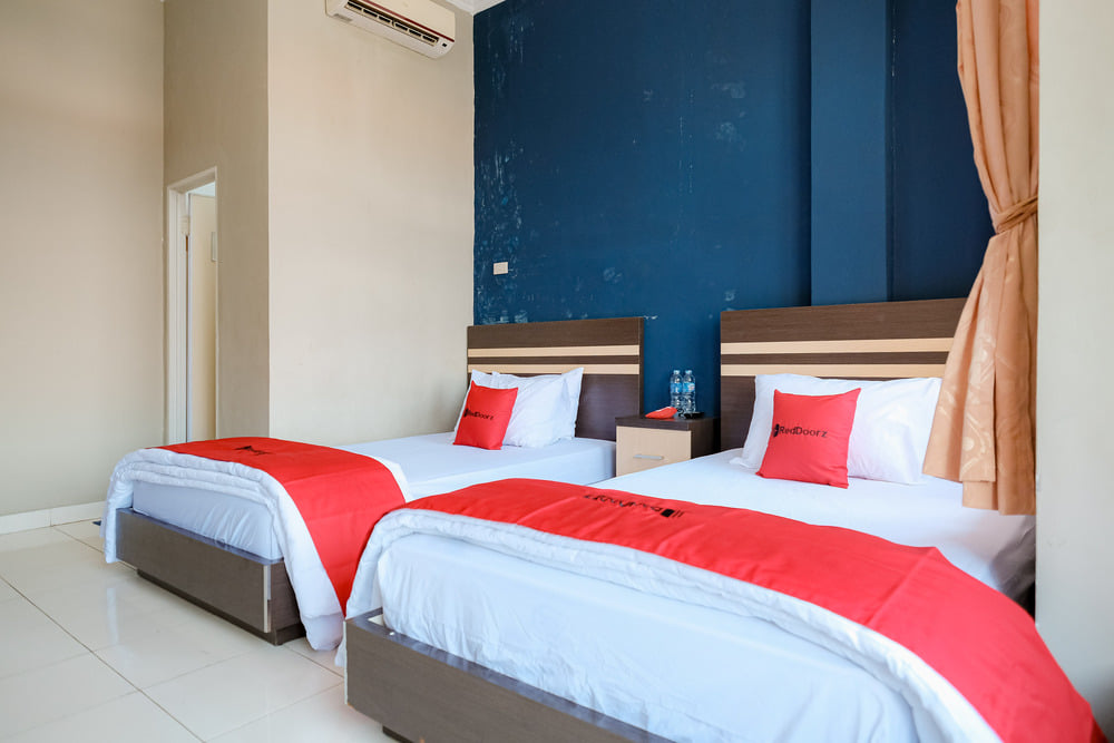 RedDoorz Twin Room