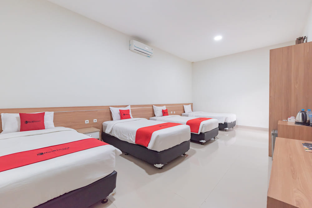 RedDoorz Deluxe Triple Room