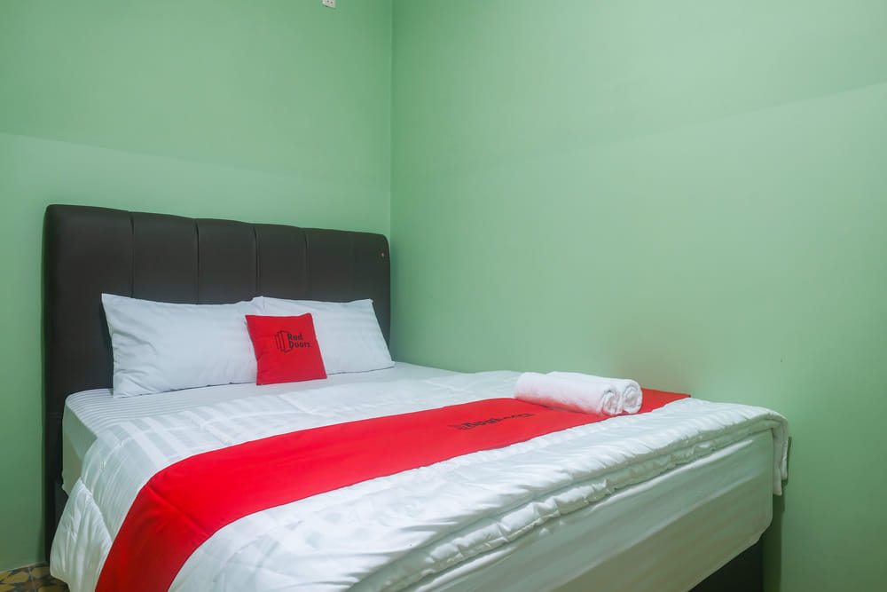 RedDoorz Deluxe Room