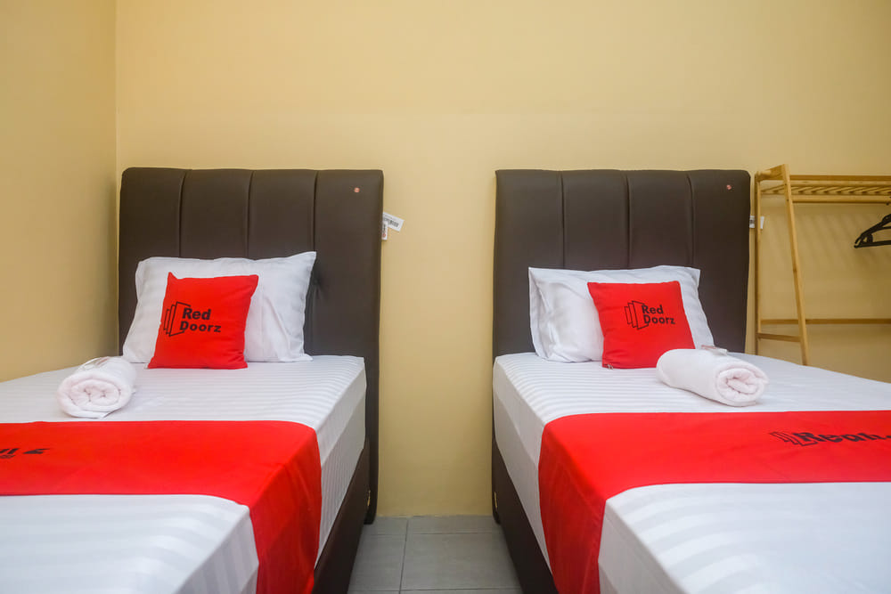 RedDoorz Twin Room