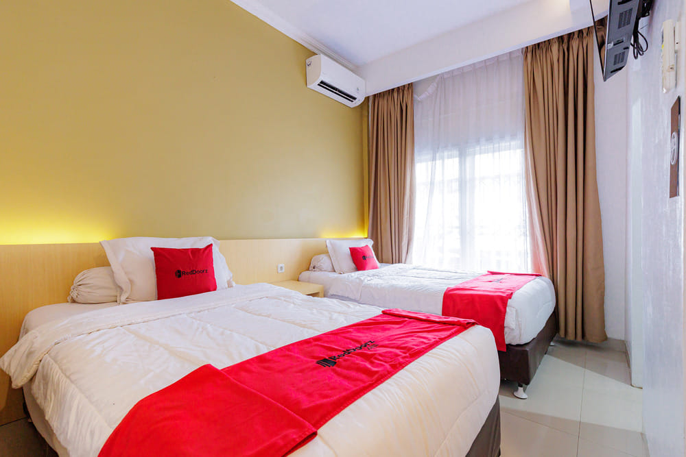 RedDoorz Twin Room