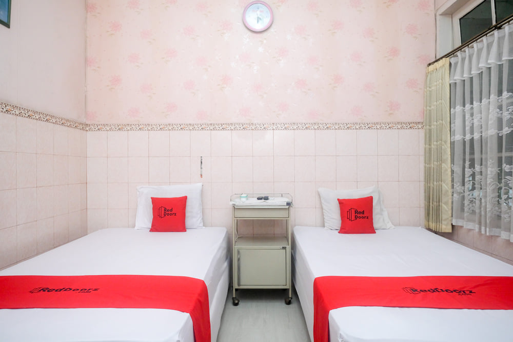 RedDoorz Twin Room