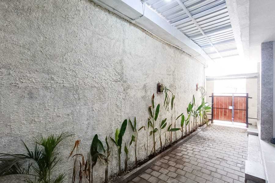 Widi Guest House near GWK Mitra RedDoorz