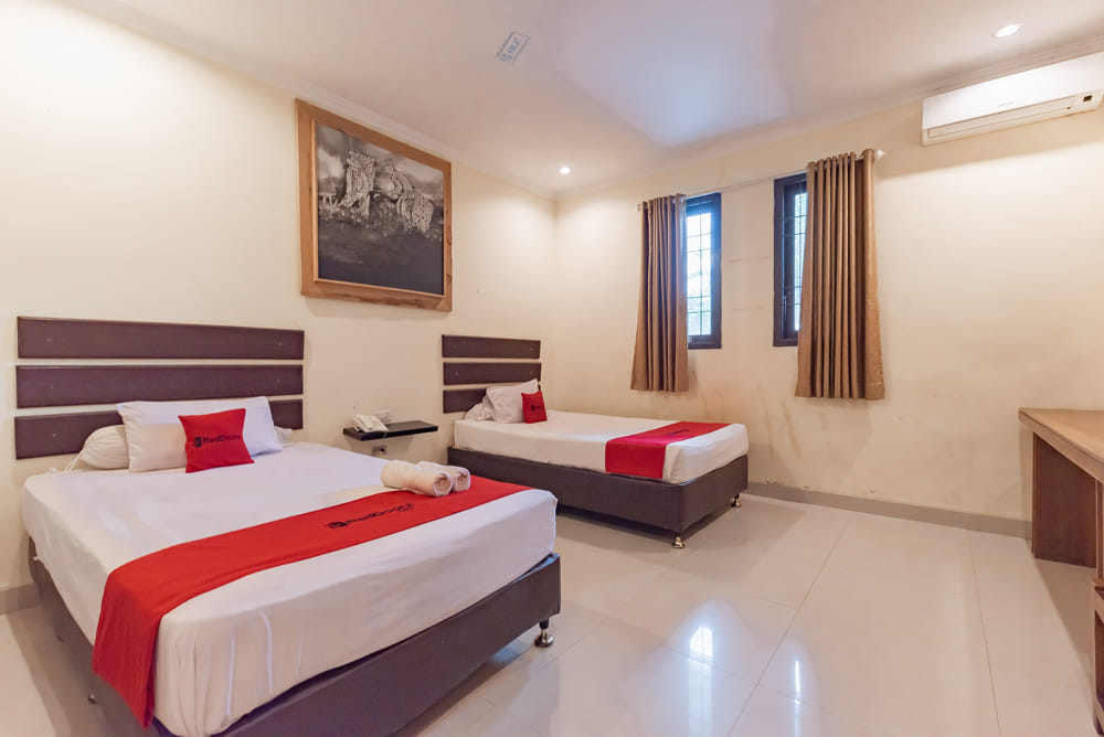 RedDoorz Twin Room