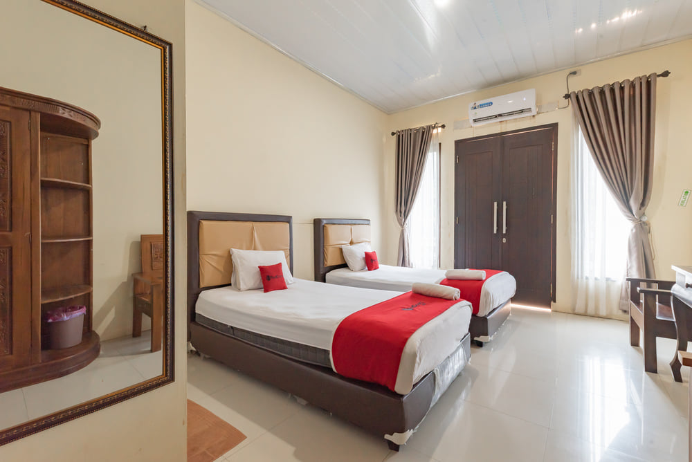 RedDoorz Twin Room