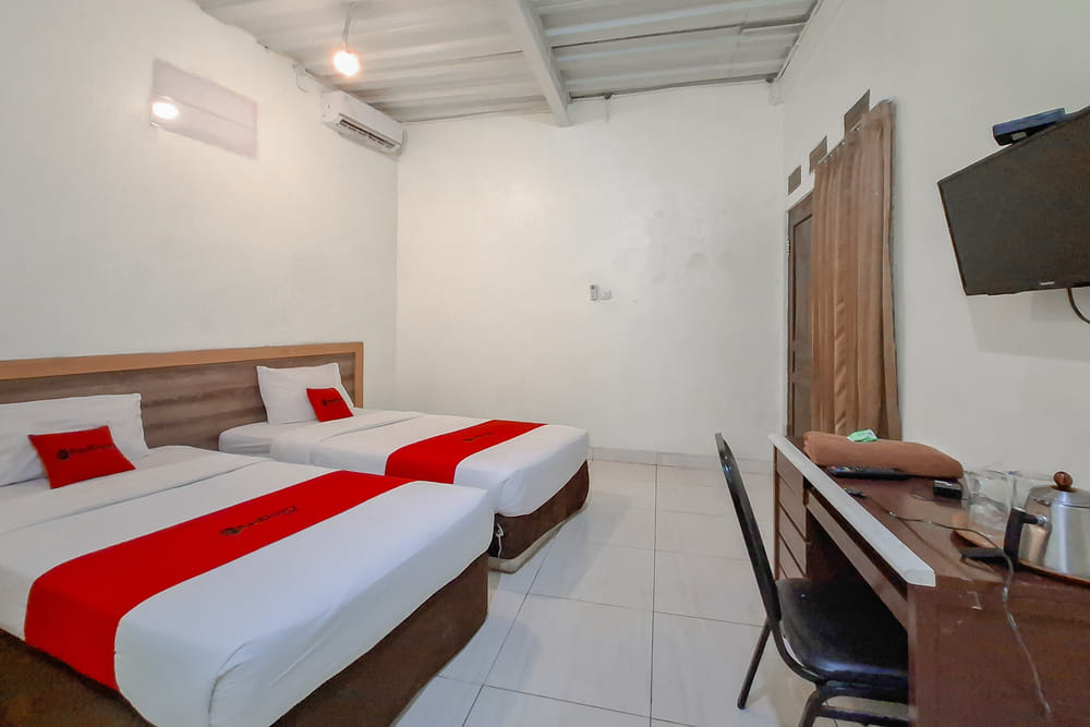 RedDoorz Twin Room