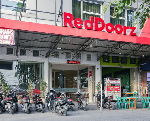 RedDoorz Plus @ Cemara Asri Medan