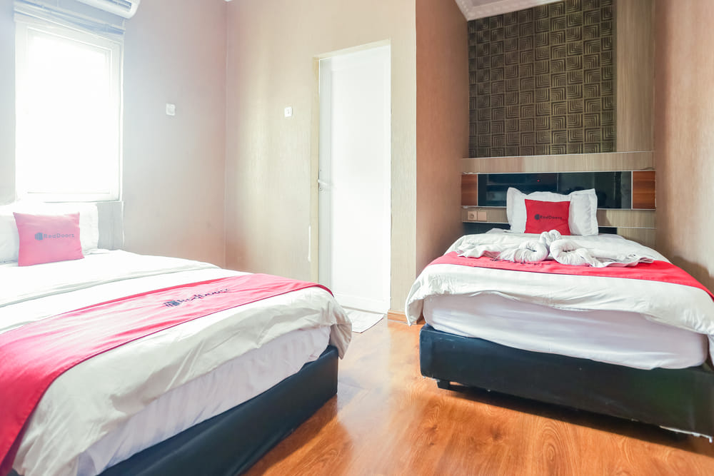 RedDoorz Twin Room