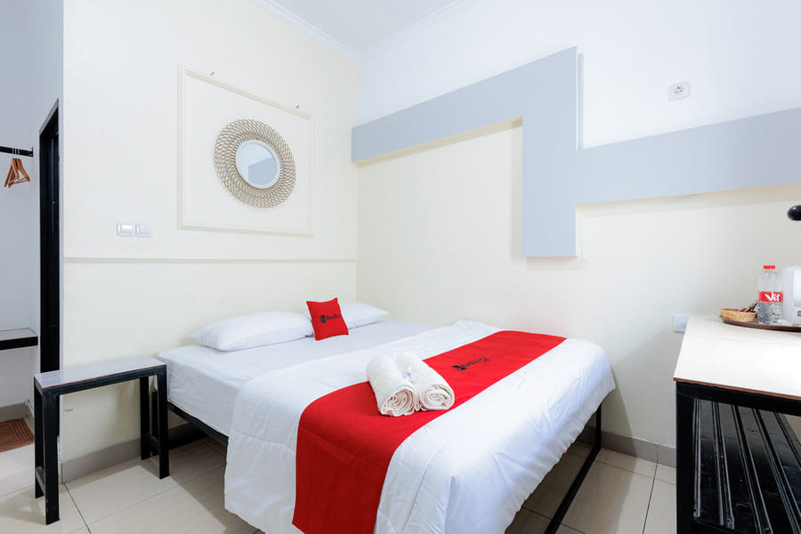 RedDoorz @ Jalan Otista Karawang