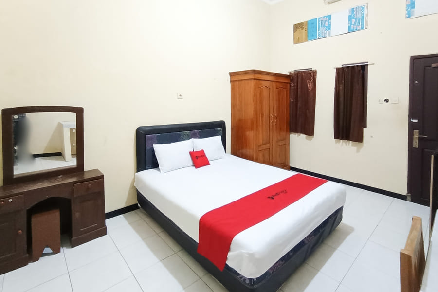 RedDoorz @ Ratu Homestay Syariah Near Lippo Mall Banyuwangi