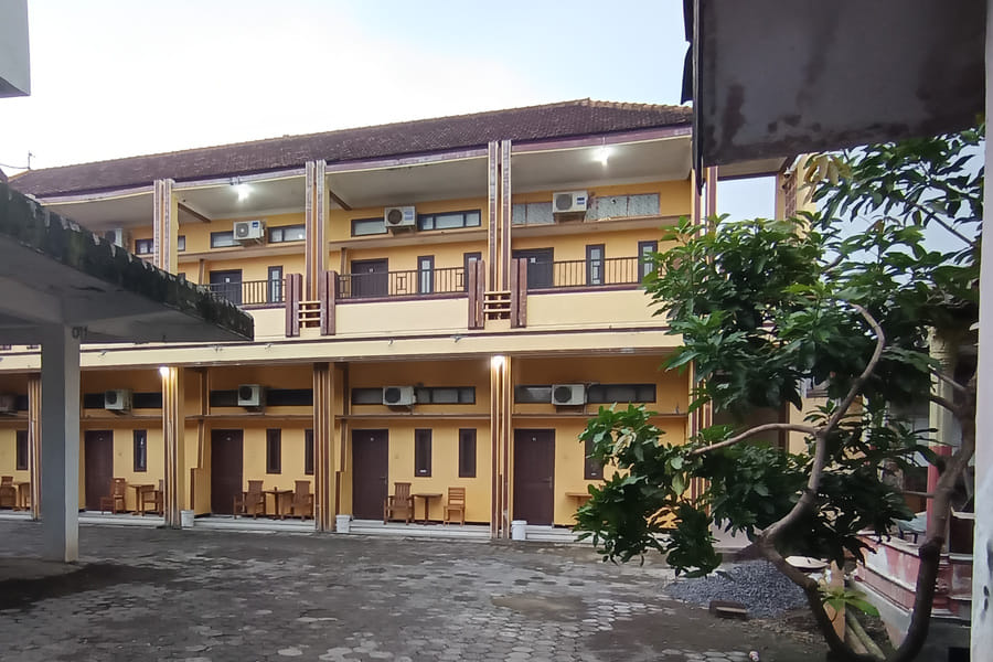 RedDoorz @ Ratu Homestay Syariah Near Lippo Mall Banyuwangi