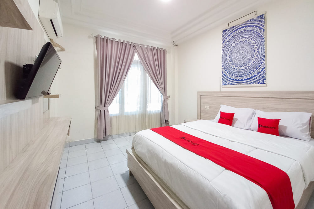 RedDoorz Deluxe Room