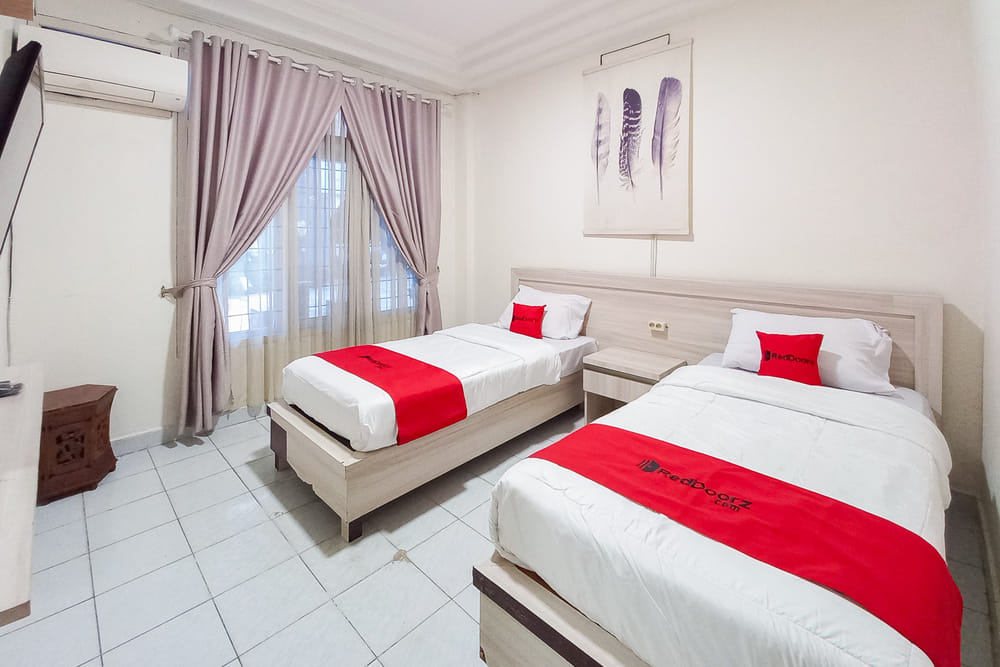 RedDoorz Deluxe Twin Room