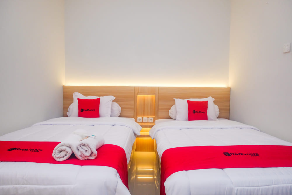 RedDoorz Twin Room